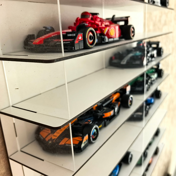 Beyaz-Formula Araç Vitrini Duvar Rafı Model Araba Sergileme Pleksi Kapaklı Koleksiyon Vitrini 16 Araba 50x50 cm Dekoratif Düzenleyici