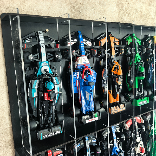 Siyah - Formula 1 Duvar Vitrini, Yapım Bloklu Yarış Arabası Sergileme Rafı, Akrilik Kapılı 10 Araçlık Vitrin, F1 Koleksiyoncu Duvar Dekoru