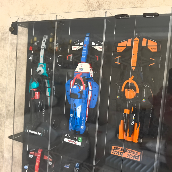 Siyah - Formula 1 Duvar Vitrini, Yapım Bloklu Yarış Arabası Sergileme Rafı, Akrilik Kapılı 10 Araçlık Vitrin, F1 Koleksiyoncu Duvar Dekoru